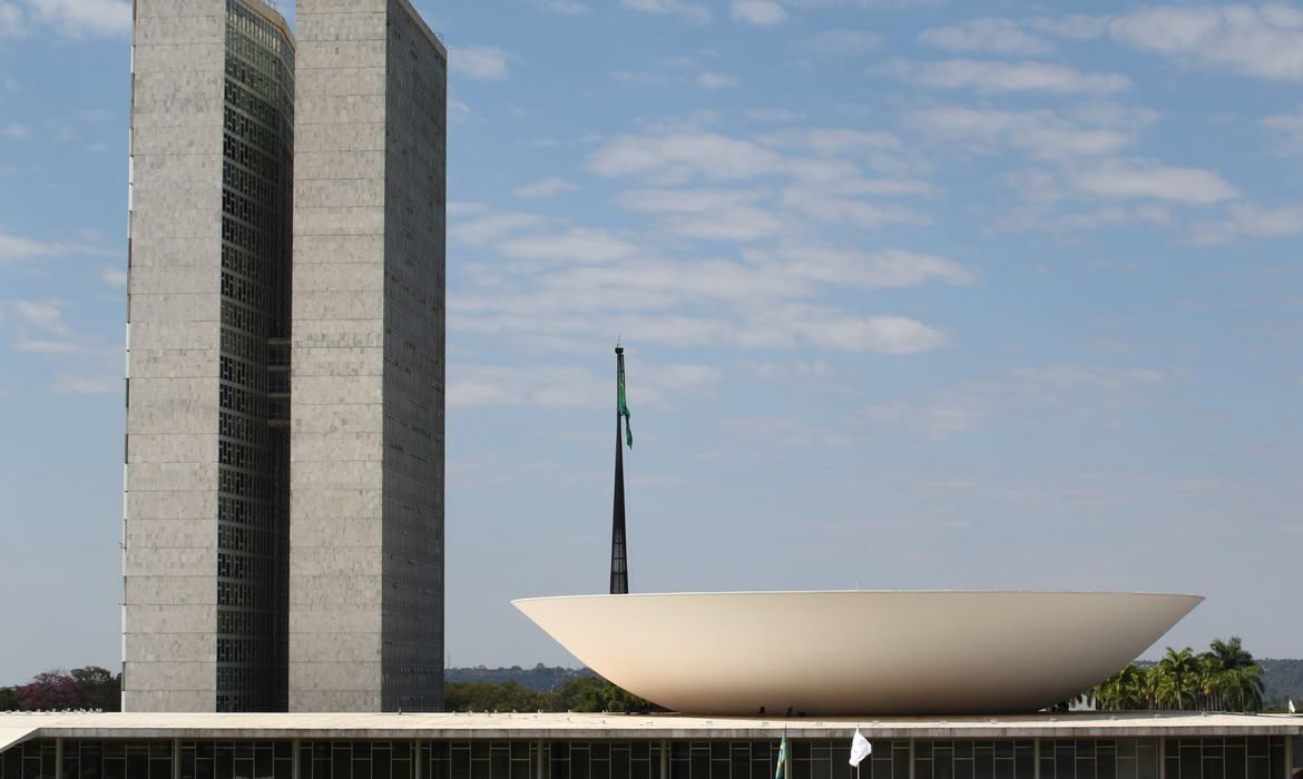 Câmara eleva teto de faturamento do MEI para até R$ 140 mil Câmara aprova aumento no limite de receita bruta do MEI