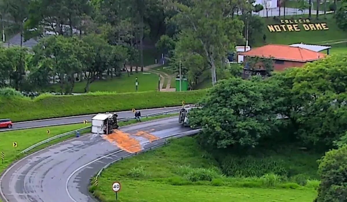 Caminhão com 3,1 mil litros de leite tomba e interdita acesso em Campinas
