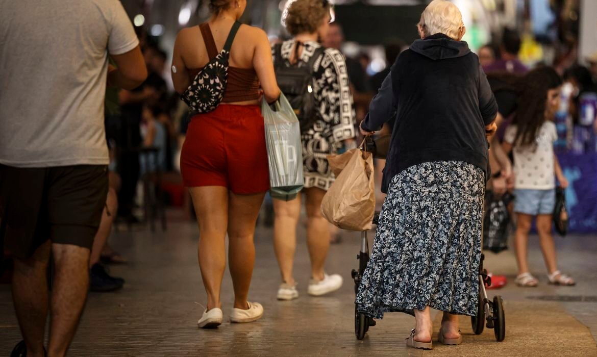 Corte amplo de gastos públicos ameaça área social, dizem peritos Corte amplo de gastos públicos afetaria área social, dizem economistas
