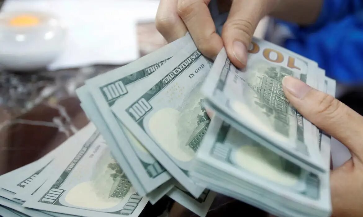 Dólar avança 0,74% e encerra acima de R$ 5 após feriado prolongado Dólar sobe 0,74% e volta a fechar acima de R$ 5