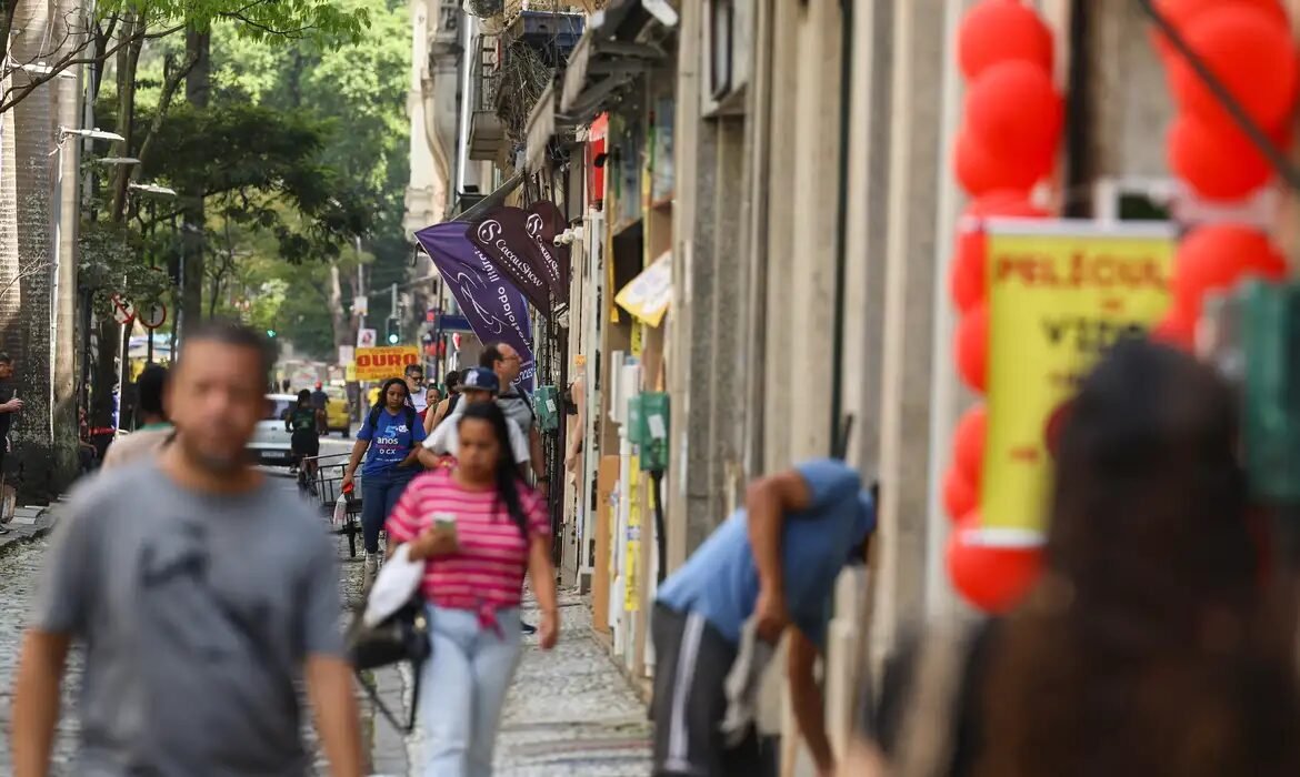 Fim da escala 6×1 traz esperança de mais tempo para família e saúde Fim da escala 6x1 traz esperança de mais tempo para família e saúde