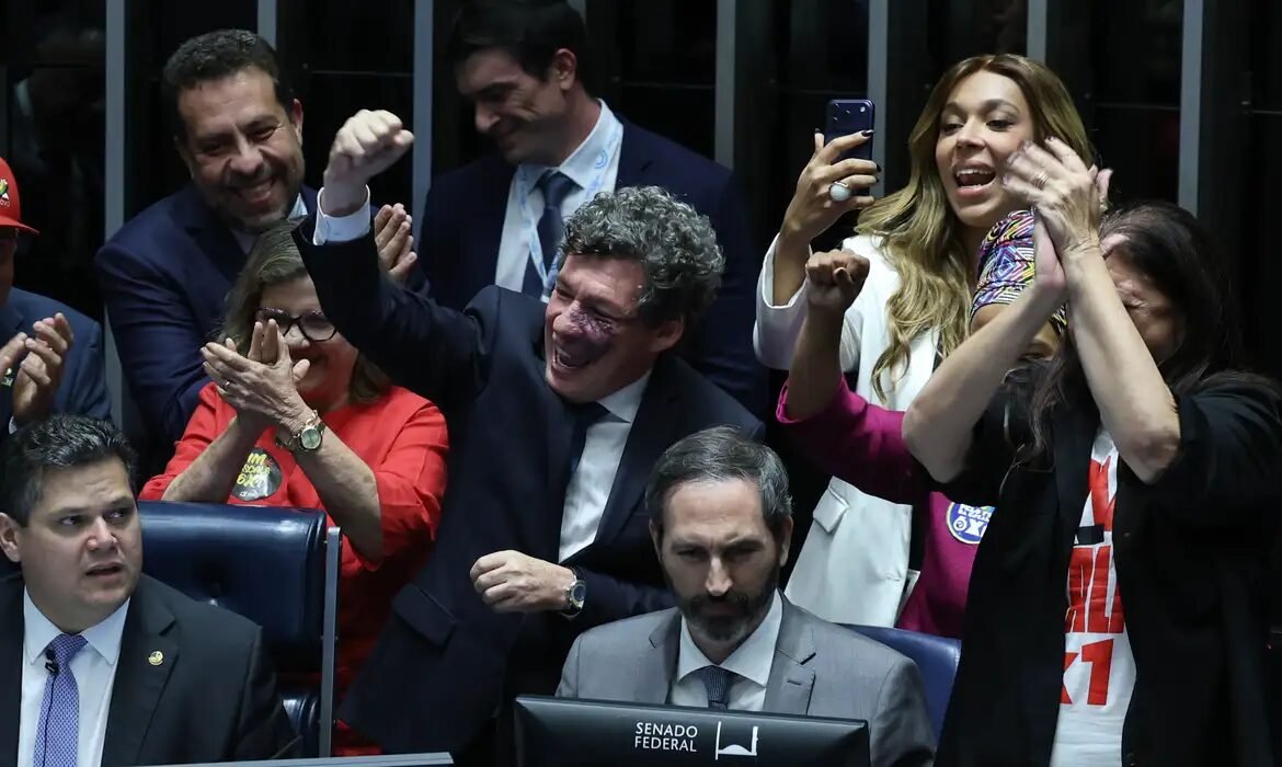 Senado aprova fim da escala 6×1 e nova jornada de 40 horas semanais Senado aprova fim da escala 6x1 e redução da jornada de trabalho