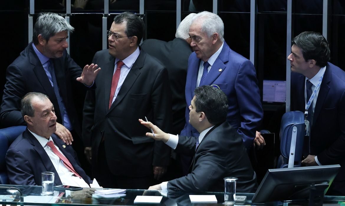 Senado aprova rito acelerado para votação da pec da segurança pública Senadores aprovam pedido para acelerar votação da PEC da Segurança